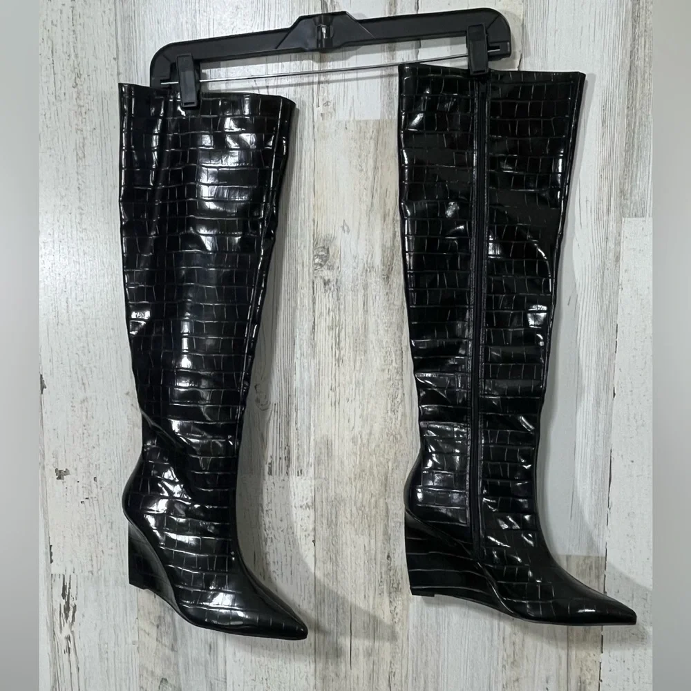Miss Lola Knee-High Black Boots Faux Animal Skin Texture Zip Up Size 5.5